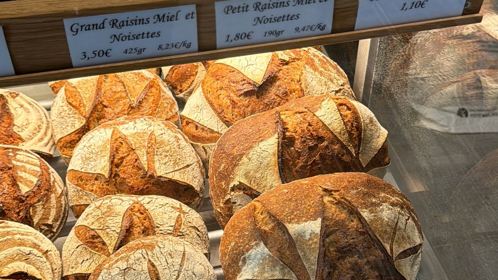 Pains artisanaux exposés dans une boulangerie française, exemple de commerce de proximité