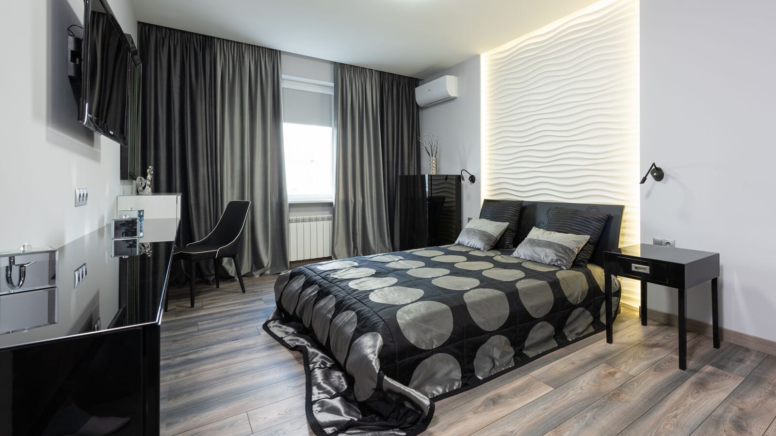 Chambre d’hôtel contemporaine avec un lit double et une fenêtre, illustration de l’hébergement touristique